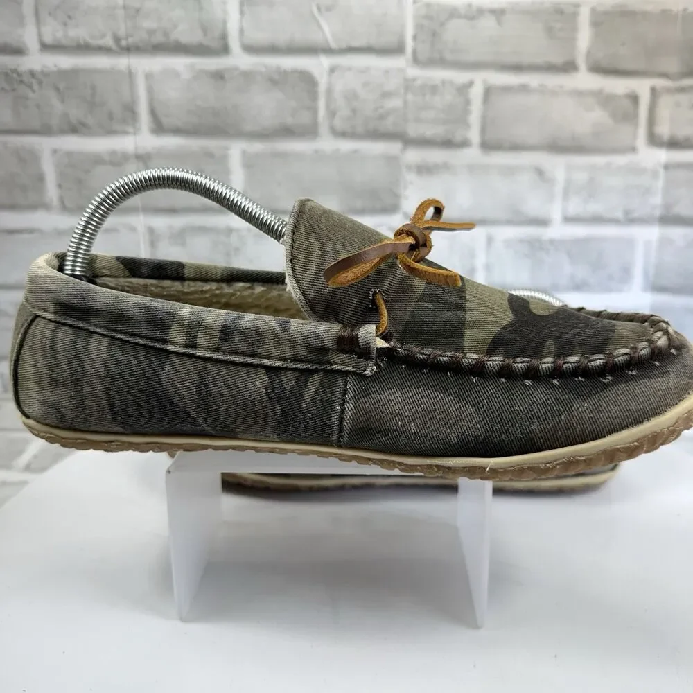 Minnetonka Men's Size 10 Fleece Lined Hard Sole Camo Green Sipper Comfort Shoes